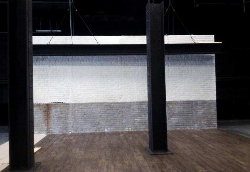 weiße wand mit säulen