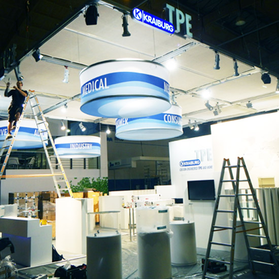 deckengestaltung und aufbau einer messe