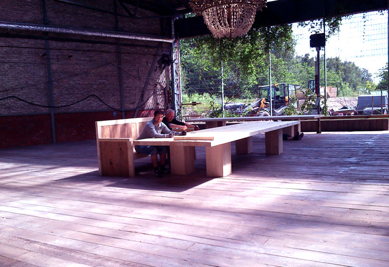 schöner holztisch für eine messe